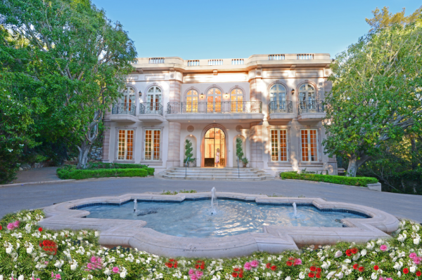 Villa dengan taman bergaya Versailles